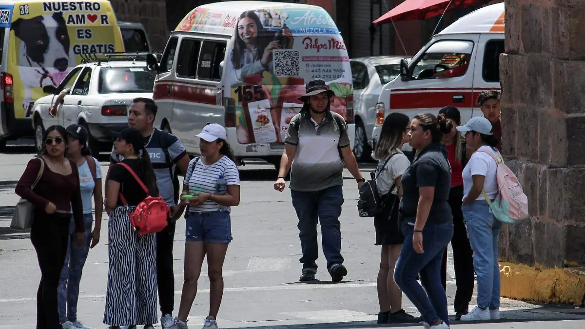 Normalistas bloqueando Avenida Madero